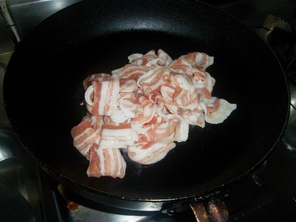 取一炒鍋，直接倒入五花薄片.蒜末乾炒，炒到肉片微焦後，倒入烤肉醬拌炒均勻，即可起鍋，放入盤子中間空位，撒上蔥絲就好囉~^^