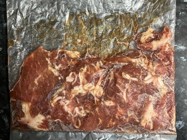 將豬火鍋肉片、醬油、米酒、胡椒粉放一起醃製，順便壓肉片，放冰箱約15分鐘。