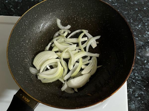 熱鍋、下油、下洋蔥拌炒至半透明。