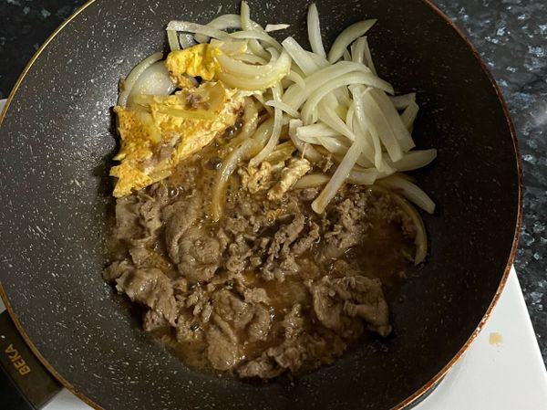 這時將肉片、洋蔥、雞蛋全部拌炒，記得用鍋鏟將雞蛋拆成3片。