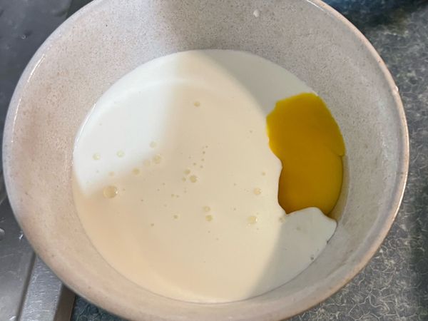 奶油醬：鮮奶油100cc配一顆蛋黃～攪拌