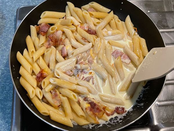 加入麵條跟適量煮麵水.奶油醬.鹽巴或鮮味炒手
炒一炒
完成❤️