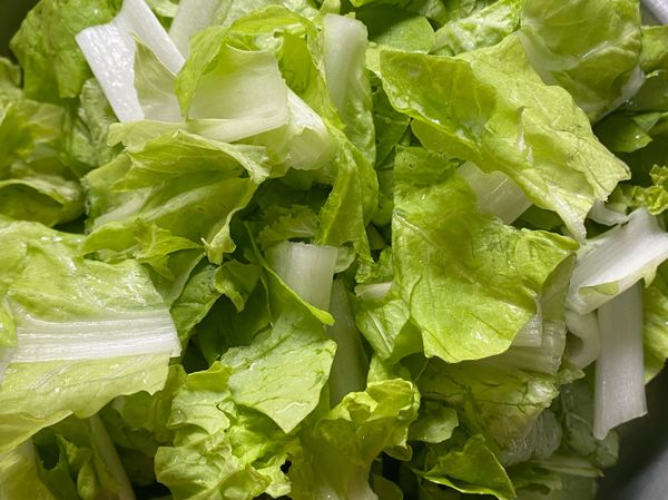 小白菜洗淨切段
用老薑切成絲
熱油鍋後薑絲爆香
下小白菜爆炒
加些水跟鹽巴
烹煮後就可上桌