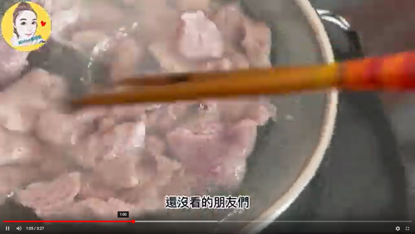 紅蘿蔔及肉片川燙
(可省略但燉煮時間要加長)