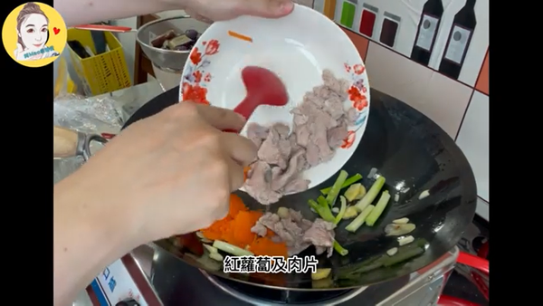 有香氣後放入已川燙備用的食材