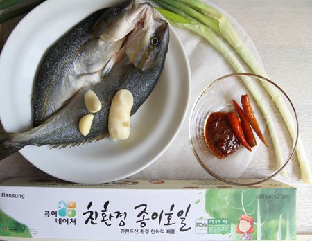 鮮魚對半剖開洗淨(可請魚販代勞唷)，用米酒與青蔥段醃約10分鐘去腥。