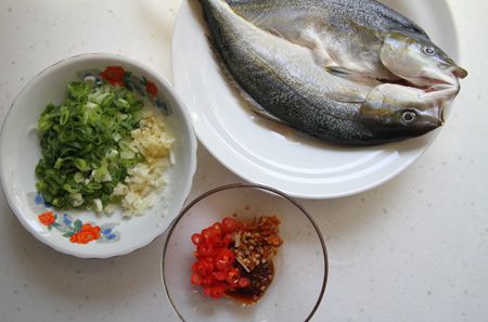 將泡椒(或辣椒)切碎，取容器將辣椒、辣豆瓣醬、蒜末、薑末、糖拌勻。