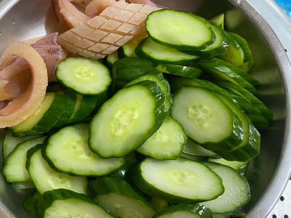 魷魚川燙瀝乾
小黃瓜切成片
熱油鍋下蒜末下小黃瓜爆炒
加水加鹽巴悶煮
再下魷魚🦑
即可上桌