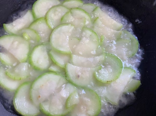 熱鍋下薑片爆香
絲瓜翻炒 +加水
（絲瓜會出水不用放太多）
悶煮+鹽巴
即可上桌…..