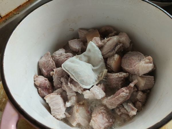 加水和滷包燉煮