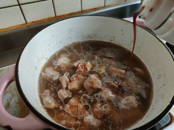 醬油加至湯變深色