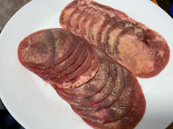 這次是拿團購的食食肉舖的牛舌退冰，拿餐巾紙擦去血水，接著預熱氣炸鍋（180度5分鐘），同時可以將牛舌泡在日式薄鹽醬油內，等預熱完放入四片（不要疊在一起），氣炸3分鐘即可上鍋，微脆又多汁的口感，來不及拍就被吃完了…
一次四片剛好鋪平氣炸鍋，所以一上盤就被掃光😋