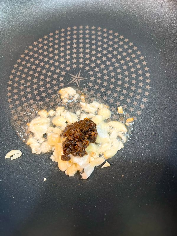 鍋熱，加油、蒜頭、豆鼓爆香。