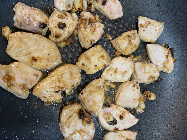 鯊魚肚快速喇一下，雙面變色。