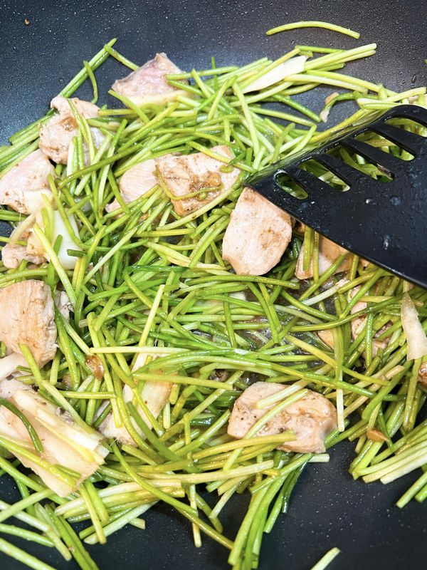 加入水蓮（剛好有嫩薑也加入幾片），
鍋邊淋些水，讓水蓮有點”滅”的感覺，即可關火。