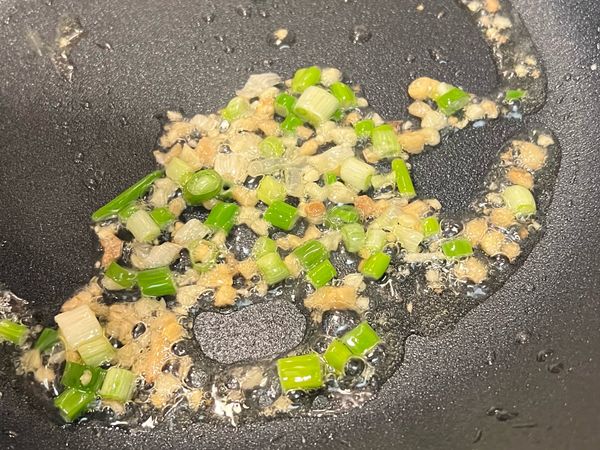 油鍋熱後 爆香 蒜末、薑末、蔥白至香氣出來