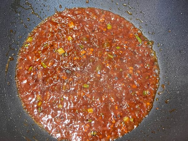 下豆瓣醬、醬油炒至起泡