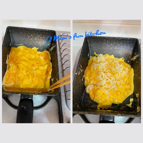 把其餘的蛋液倒入鍋內，等下面熟時加入乳酪絲，關火，稍微翻拌一下（不要太熟），盛盤