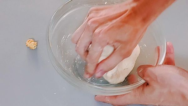 先把麵粉、水和油混和成團 ，再揉到麵團不黏手
