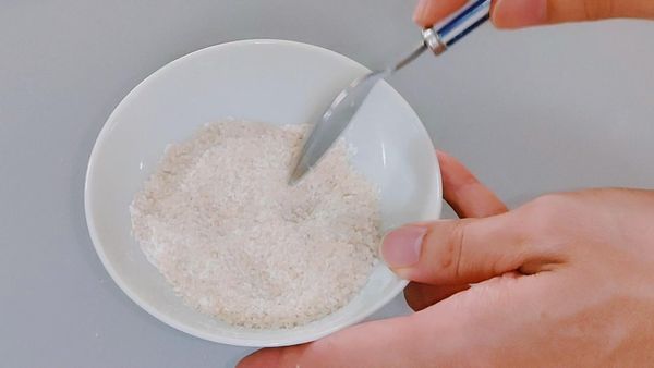 製作糖餡~把麵粉和糖攪拌均勻