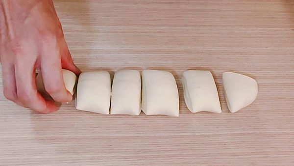把麵團搓成長條狀，切割成6份