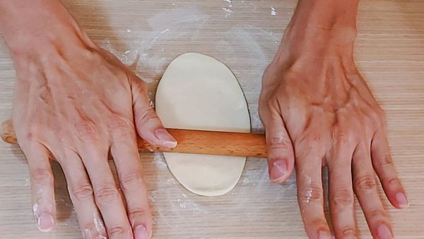 將每個小圓球桿成橢圓形狀