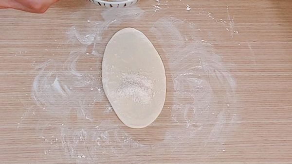 大約加入2茶匙糖餡