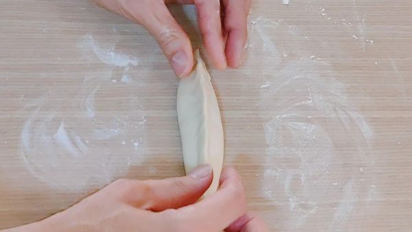 麵皮包起來之後  將邊緣捏緊