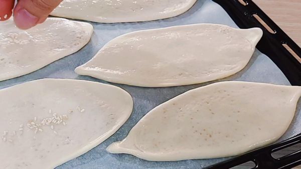 最後表面刷上一層水和灑上白芝麻，放進預熱好的烤箱
用 230°C (450°F) 烘烤 10~12 分鐘