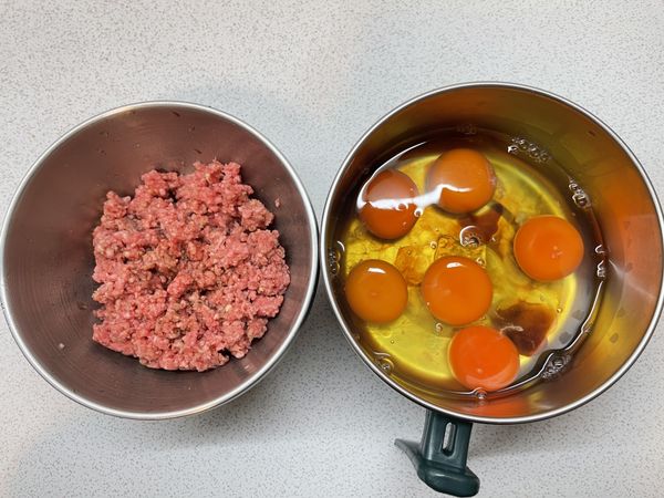 絞肉拌入味霖拌勻備用
雞蛋拌入醬油味霖打勻備用