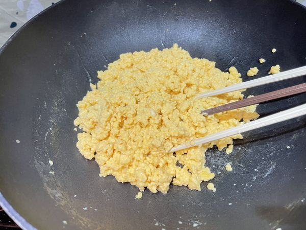 用多隻筷子迅速攪拌均勻