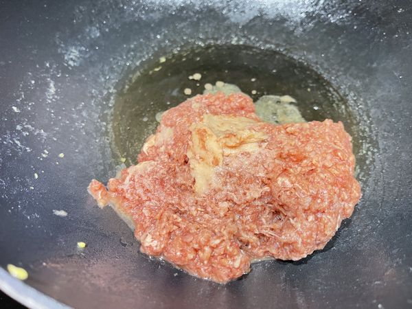 油熱入牛絞肉炒勻備用