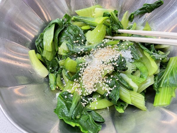 青菜燙過拌入芝麻 調味料拌勻備用