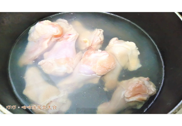 取一鍋水川燙雞腿，不用煮太熟透唷