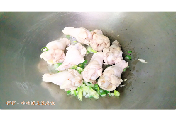 炒鍋倒入少許的沙拉油後，加入蒜頭、蔥白、薑、雞腿爆香。