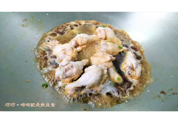 倒入調味料米酒、醬油、砂糖、水煮至熟透且入味。