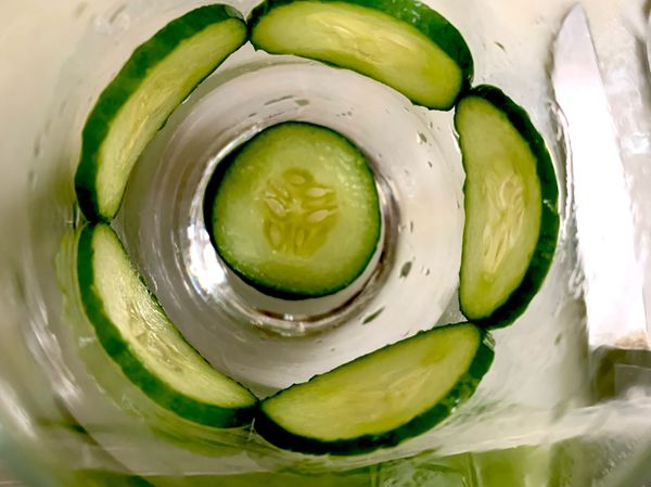 青瓜切片貼在杯子裏