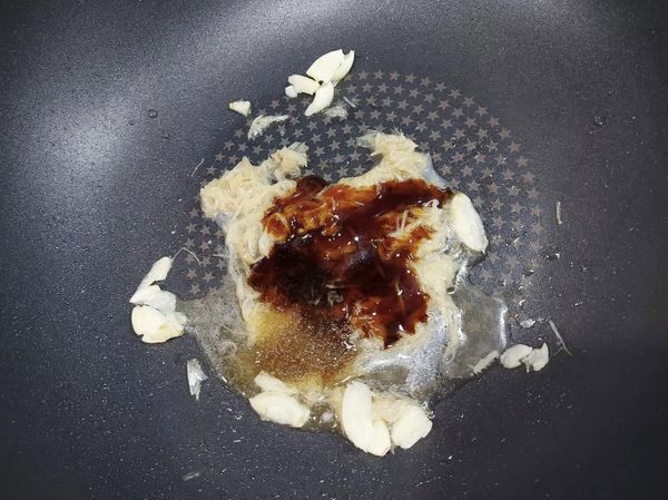 爆香蒜薑之後放入醋、醬油。