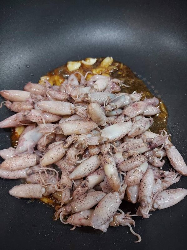 放入小小卷，快速喇勻。