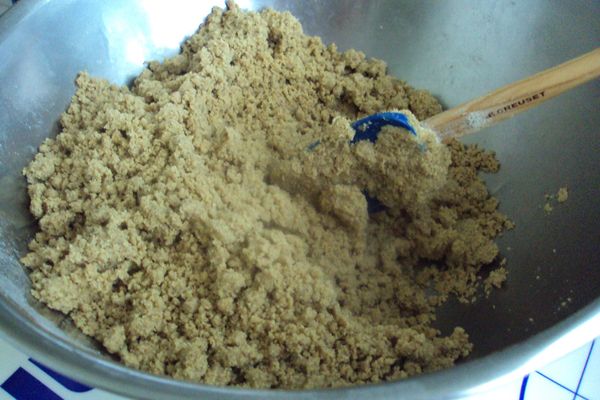 將粉料過篩兩次後,加入麻油及蜂蜜,用刮刀攪拌,然後用擀麵棍滾壓成鬆散狀.