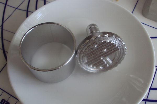 因粉料呈鬆散狀,所以不能用月餅模,需要一個專用的模具,一個模環,及印模.