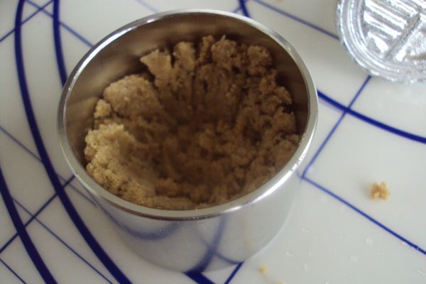 先放一大匙粉料在模環中,要弄成中間有凹洞,這樣餡料才會在中間,不至露出.