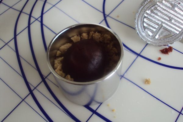 在凹洞中放入豆沙餡,約15-20g