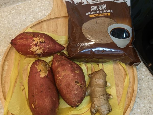 金山地瓜3顆先用菜瓜布把表面的泥土刷乾淨。