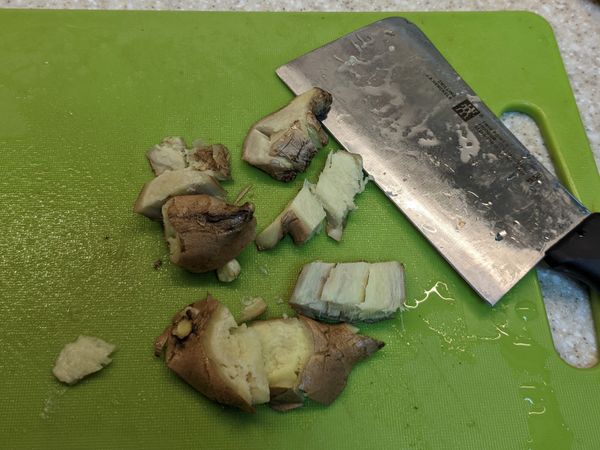 老薑一整條先用菜刀拍扁後, 切成一段一段不規則塊狀。