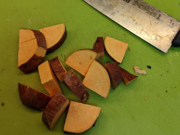 同時間來把金山地瓜切小塊。
今天覺得是朋友自己種的地瓜很珍惜, 所以連皮一起吃就不削皮, 想削皮也可以但要留意去皮後氧化速度變化快, 切好趕快放入鍋中煮。