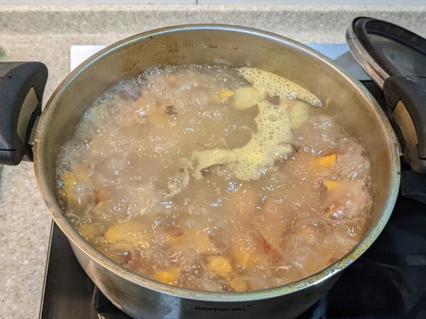 因為用的是壓力鍋所以火力大約維持在中火左右, 切完地瓜也快要沸騰了。