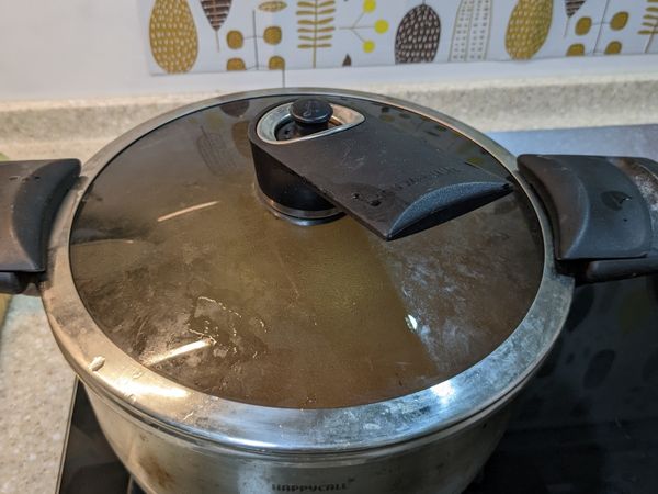 蓋上小壓力鍋的鍋蓋後, 轉中火計時十分鐘開始煮, 煮開後就可以再煮10分鐘, 差不多就熟透了。