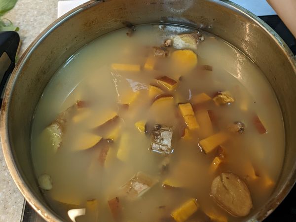 判斷地瓜熟成的方式--用竹籤刺穿中間即可算是熟成。因為是用壓力鍋煮所以煮出來會是白色湯汁。