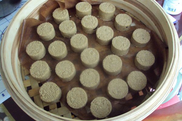 排放在蒸籠中,水滾後上籠,小火蒸五分鐘左右即可,若用的是不鏽鋼或鋁製蒸籠,要在蒸籠蓋下加塊紗布,以免水氣滴下.